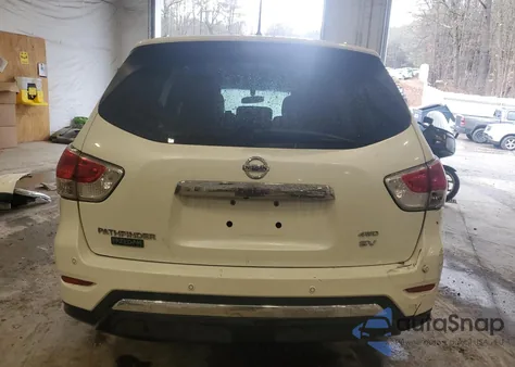 2015 Nissan Pathfinder S z USA, uszkodzony, nr VIN 5N1AR2MM8FC682891
